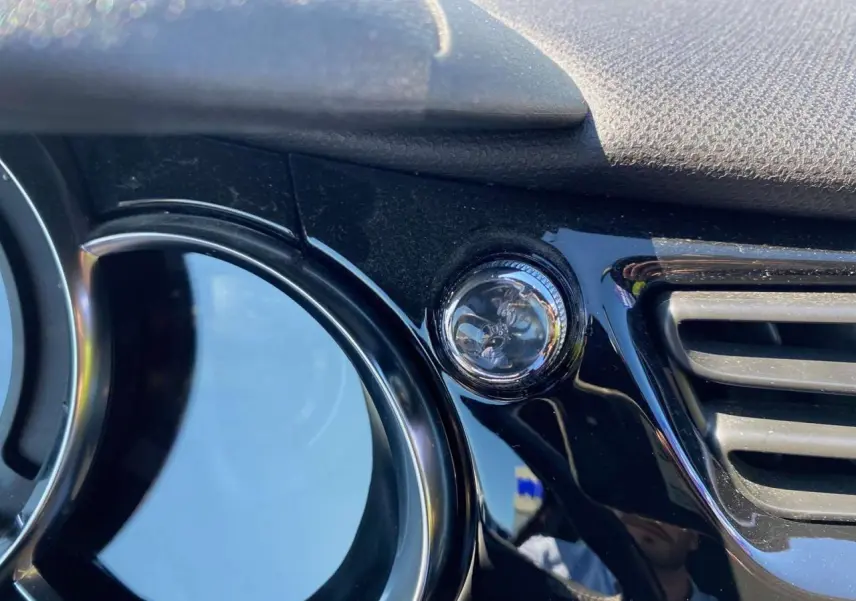 Détail du bouton de réglage d'aération sur le tableau de bord noir brillant d'une DS3 So Chic 2018.