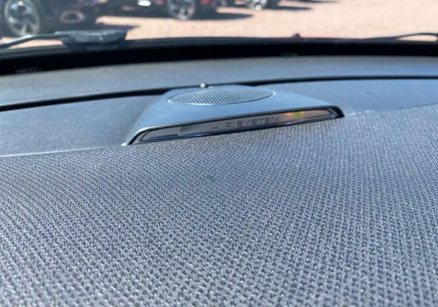 Gros plan sur le haut du tableau de bord du DS3 2018, mettant en valeur le haut-parleur HiFi System intégré.