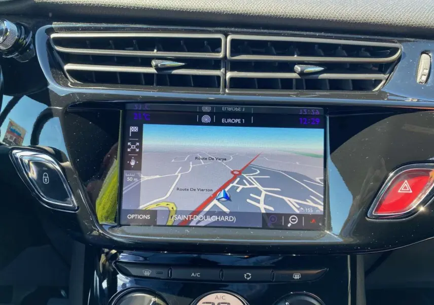 Tablette tactile du système de navigation 7 pouces dans le tableau de bord noir brillant d'une DS3 rouge toit blanc.