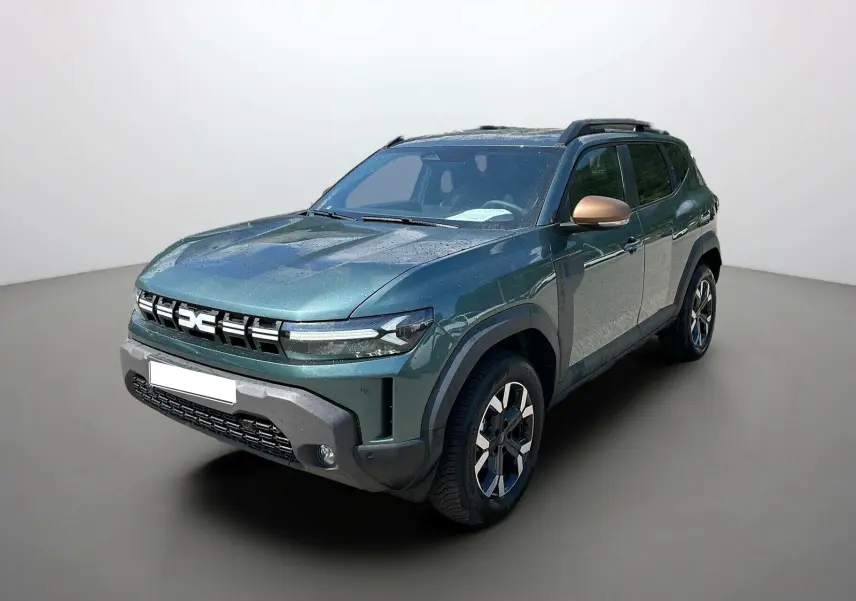 Dacia Duster 2025 vert cèdre en 3/4 avant droit avec coques de rétroviseurs bronze et jantes alliage distinctives.