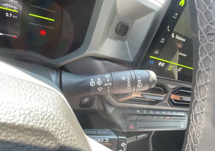 Détail du commodo et tableau de bord numérique du Dacia Duster 2025 vert cèdre, version New TCE 130 4x4 Extreme Plus.