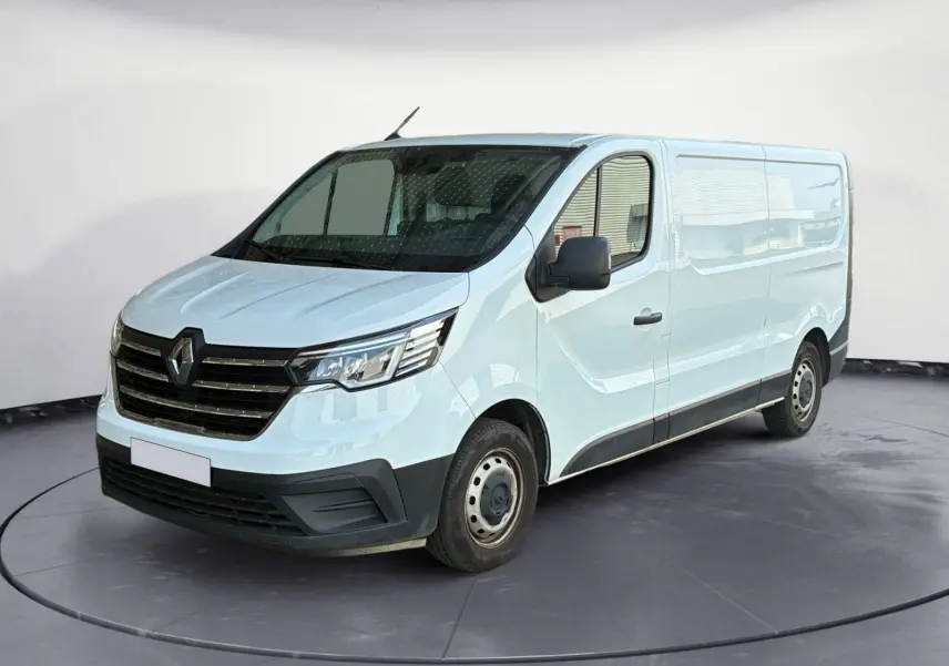 Renault Trafic Fourgon blanc en vue 3/4 avant droit, avec calandre noire et jantes acier simples.