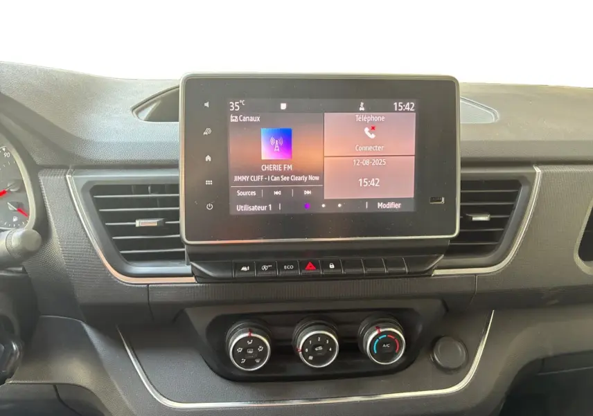 Tableau de bord du Renault Trafic Fourgon blanc 2022, vue centrée sur l'écran tactile Easy Link 8 pouces et commandes clim.