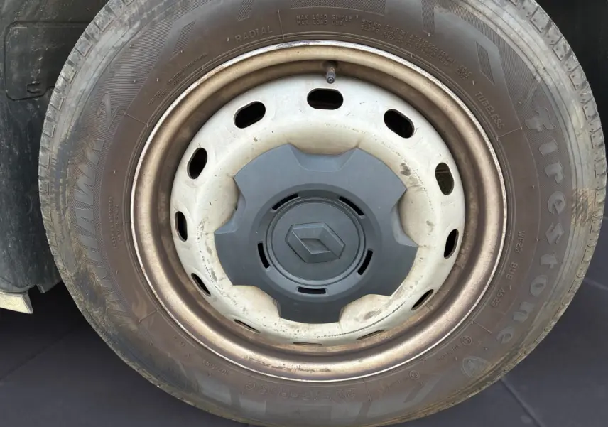 Gros plan sur la roue avant gauche blanche du Renault Trafic Fourgon L2H1 2022 avec jante acier et logo Renault central.