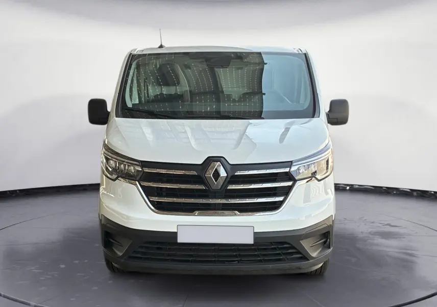 Vue frontale d'un Renault Trafic Fourgon blanc 2022 avec calandre noire et logo chromé bien visible.