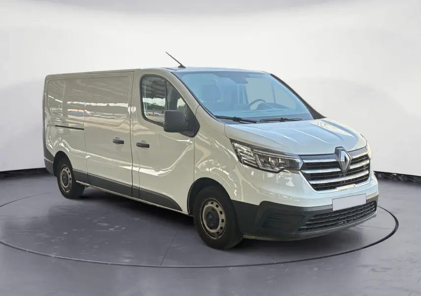 Renault Trafic Fourgon blanc en 3/4 avant droit, avec calandre chromée et jantes acier noires.