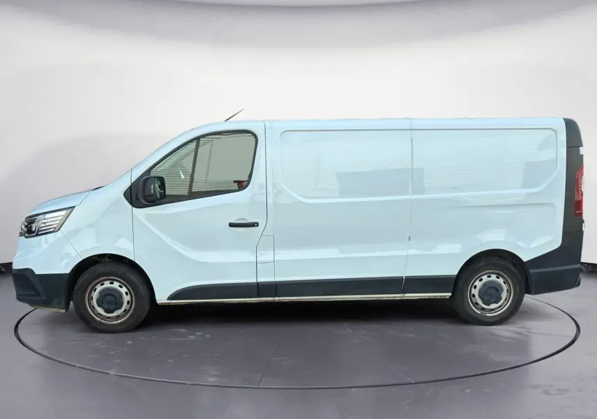 Profil côté gauche d'un fourgon blanc Renault Trafic L2H1 2022 avec jantes acier et pare-chocs noirs.