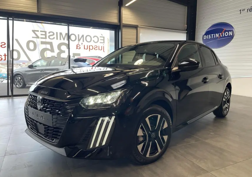 Peugeot 208 noire vue 3/4 avant droit, avec calandre noire grainée et feux LED à griffes distinctifs.
