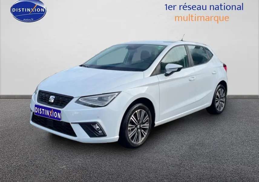 SEAT Ibiza blanc Nevada vue 3/4 avant droit, avec jantes alliage et phares LED triangulaires.