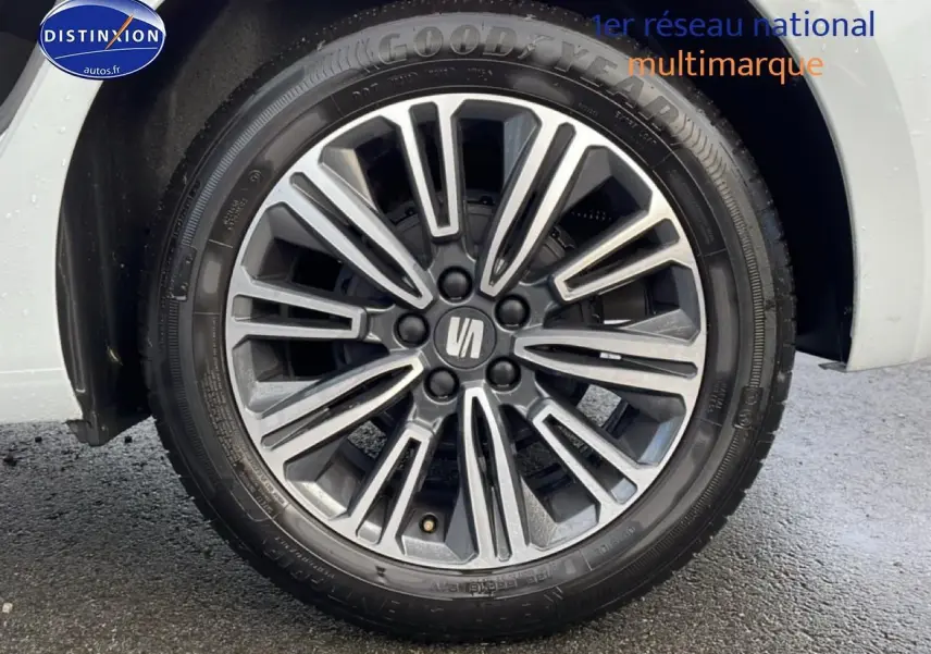 Gros plan sur la roue avant droite d'une SEAT Ibiza blanc Nevada avec jante alliage 16 pouces design.