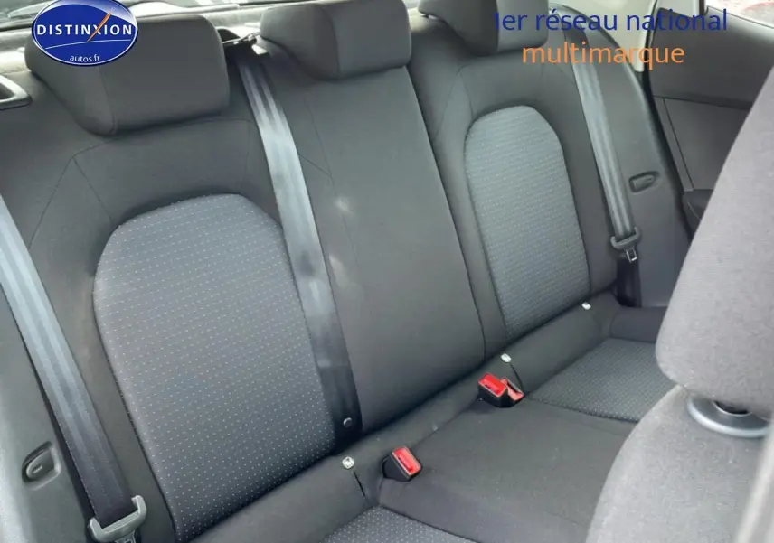 Vue intérieure de la banquette arrière en tissu gris de la SEAT Ibiza 2025, avec appuie-têtes et ceintures visibles.