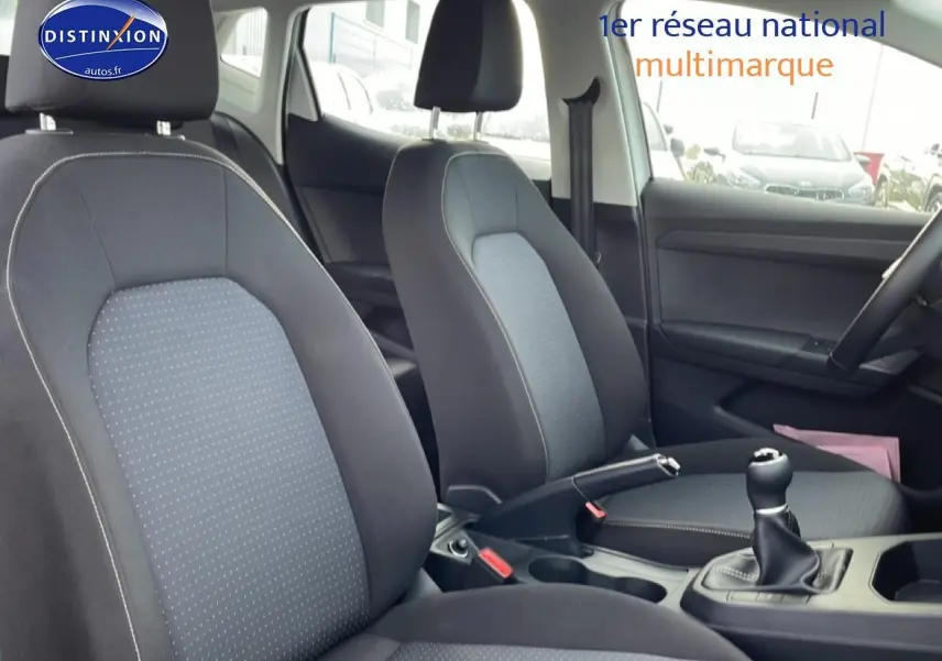 Vue intérieure avant de la SEAT Ibiza 1.0 TSI 95 Copa 2025, sièges tissu gris Como et levier de vitesses manuelle.