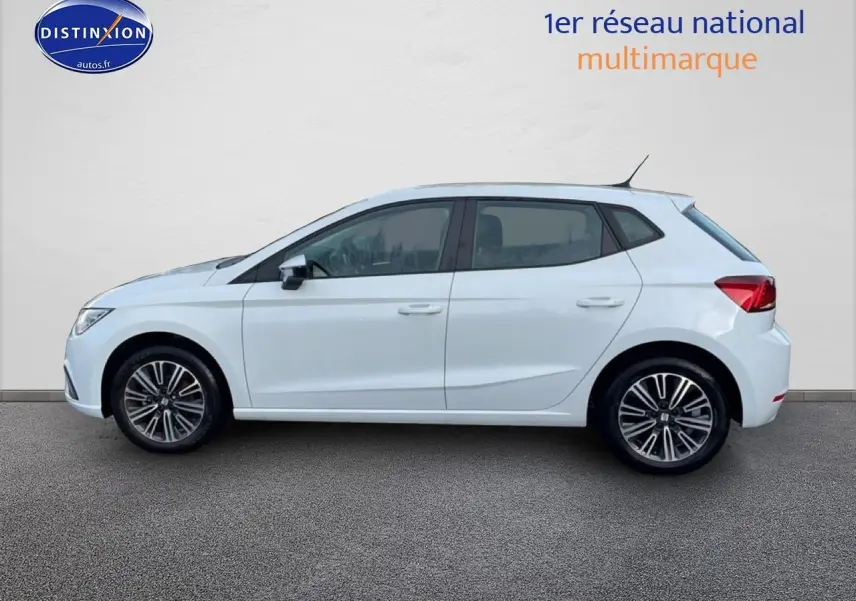 Profil côté gauche d'une SEAT Ibiza blanc Nevada 2025 avec jantes alliage et lignes épurées.