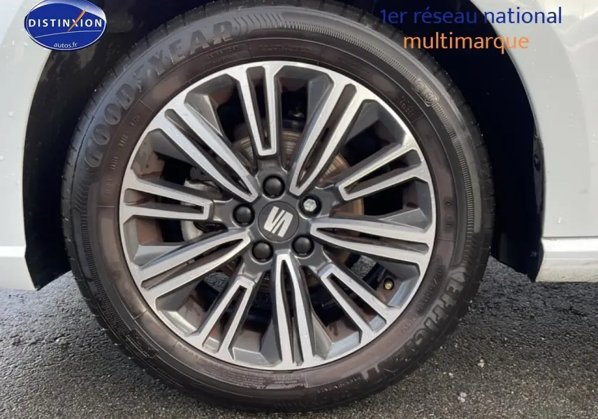 Gros plan sur la jante alliage 16 pouces design gris foncé de la SEAT Ibiza blanc Nevada, côté gauche.