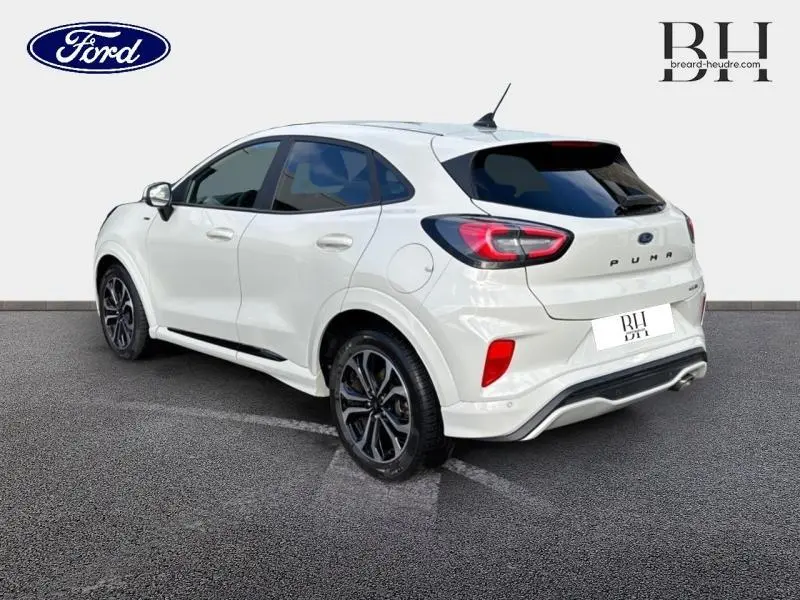 Vue 3/4 arrière droite d'une Ford Puma blanche Premium Metropolis avec jantes alu noires et feux arrière LED.