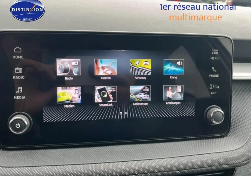 Écran tactile central du tableau de bord de la Skoda Fabia blanc, affichant le menu multimédia et connectivité.
