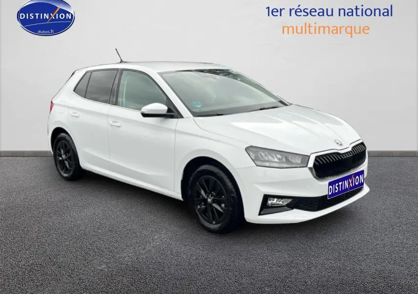 Vue 3/4 avant droite d'une Skoda Fabia blanche 2025 avec jantes noires et calandre noire distinctive.