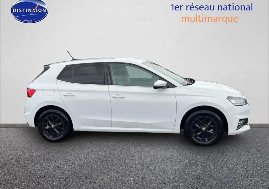 Profil droit d'une Skoda Fabia blanche 2025 avec jantes noires et vitres teintées sur fond neutre.