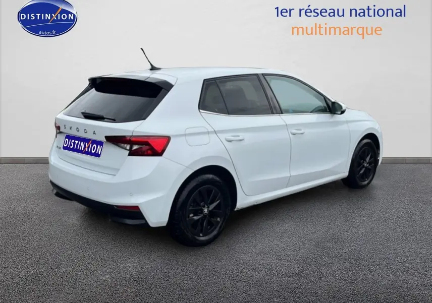 Vue 3/4 arrière droite d'une Skoda Fabia blanche 2025 avec jantes noires et vitres teintées.