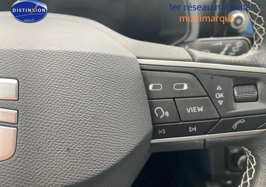 Gros plan sur le volant cuir noir avec commandes multifonctions de la SEAT Ibiza 1.0 TSI 95 Copa 2025.