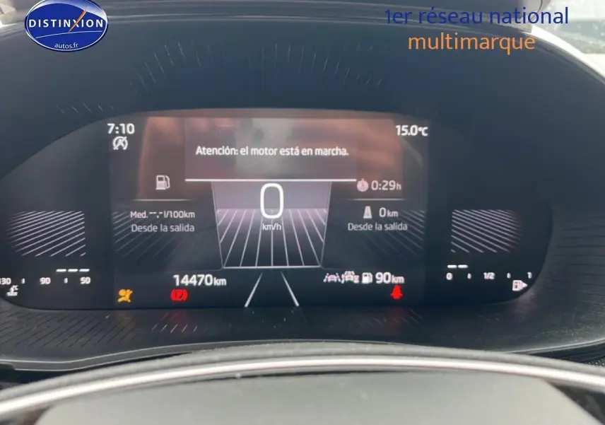 Vue rapprochée du tableau de bord numérique de la Skoda Fabia noire, affichant la vitesse et diverses alertes.