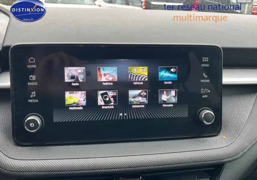 Écran tactile central du tableau de bord d’une Skoda Fabia noire, affichant le menu multimédia.