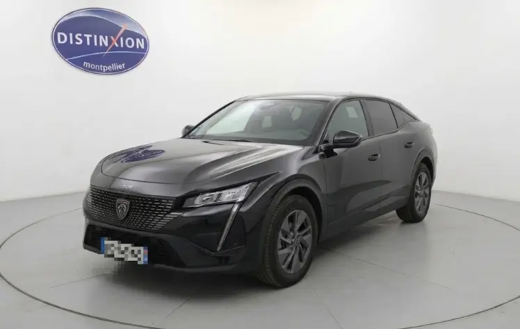 Peugeot 408 Hybrid 145 e-DCS6 Allure noir vue 3/4 avant droit avec calandre distinctive et phares LED fins.