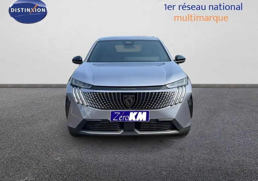 Vue frontale d'un Peugeot 3008 Hybrid gris Artense Metal avec calandre distinctive et feux LED verticaux allumés.