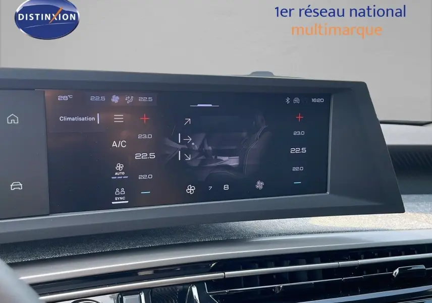 Écran tactile de climatisation du Peugeot 3008 Hybrid gris Artense, affichant les réglages de température et ventilation.