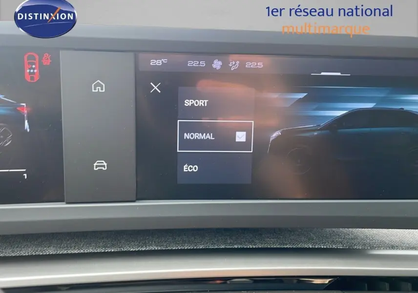 Affichage intérieur du tableau de bord du Peugeot 3008 Hybrid gris Artense, montrant les modes de conduite sur écran tactile.
