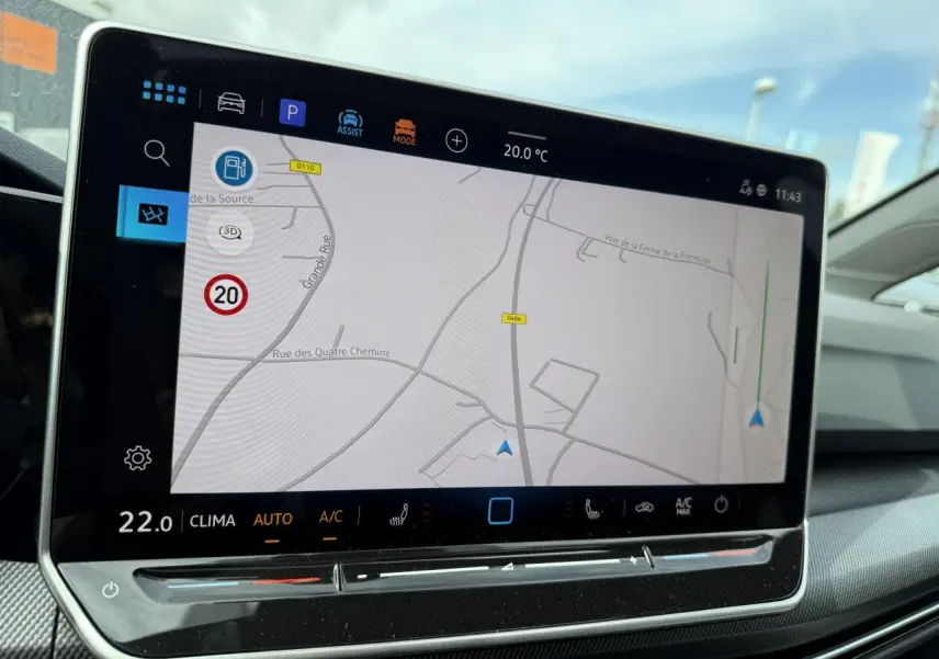 Écran tactile central du système de navigation Discover dans une Volkswagen Golf 1.5 eTSI 2025, vue intérieure.