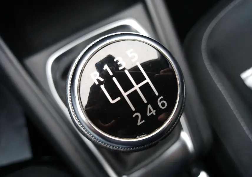 Gros plan sur le pommeau de la boîte manuelle noire du Renault Captur 1.0 TCE 90ch Business de 2021.