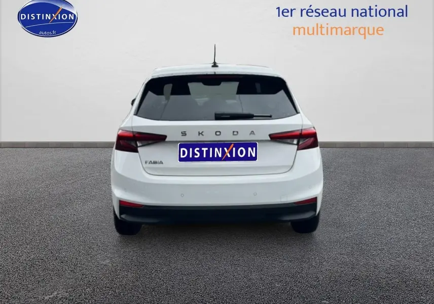 Vue arrière d'une Skoda Fabia blanche 2025 avec feux arrière LED et becquet sur fond neutre.