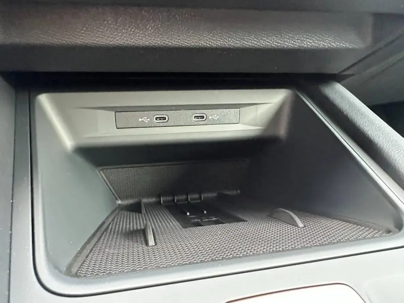 Vue rapprochée de la console centrale noire du CUPRA Formentor 2025 montrant deux ports USB-C intégrés.