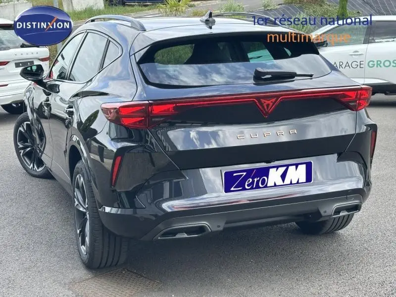 Vue 3/4 arrière droite d'un CUPRA Formentor noir minuit métallisé avec feux arrière LED et double sortie d'échappement.