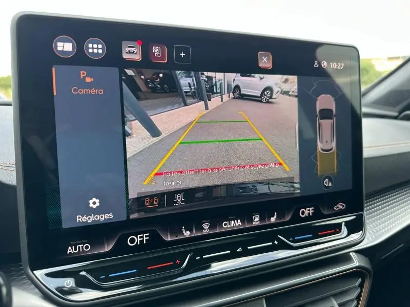 Écran tactile intérieur du CUPRA Formentor 2025 montrant la caméra de recul avec guidage de trajectoire.