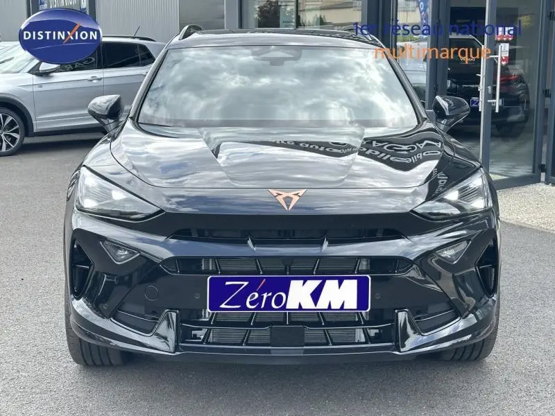 Vue de face d’un CUPRA Formentor 2.0 TDI noir minuit métallisé avec logo cuivré et calandre sportive.