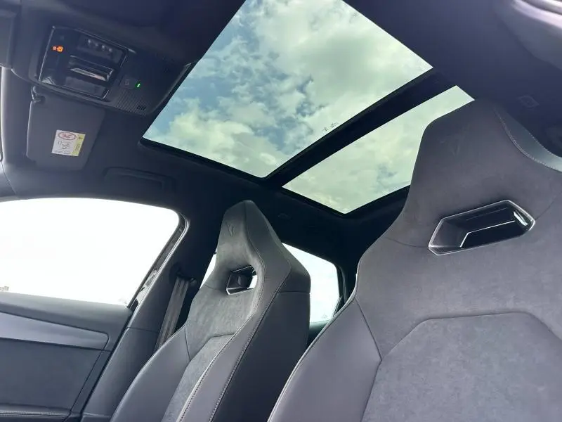 Vue intérieure du toit ouvrant panoramique et des sièges sport en textile noir du Cupra Formentor 2.0 TDI 2025.