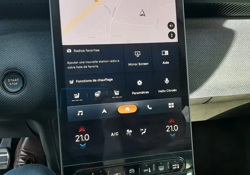 Vue rapprochée de l’écran tactile central du Citroën C5 Aircross hybride 2026, affichant la navigation et les commandes de climatisation.