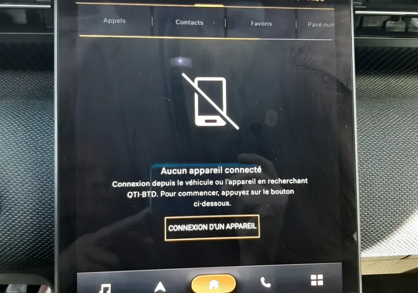 Écran tactile central du tableau de bord du Citroën C5 Aircross gris platinium, affichant la connexion Bluetooth inactive.