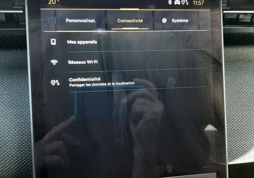 Écran tactile central du Citroën C5 Aircross hybride 2026 affichant le menu connectivité avec interface moderne.