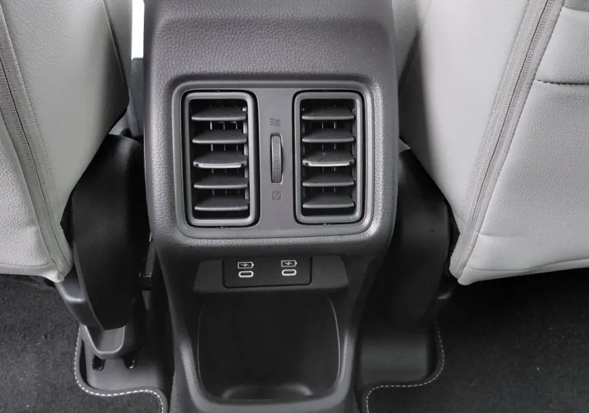 Détail de la console arrière avec bouches d’aération et deux ports USB dans une Honda e:Ny1 Advance 2025.