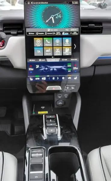 Vue intérieure centrée sur la console centrale du Honda e:Ny1 Advance 204 ch 2025, écran tactile vertical et commandes modernes.