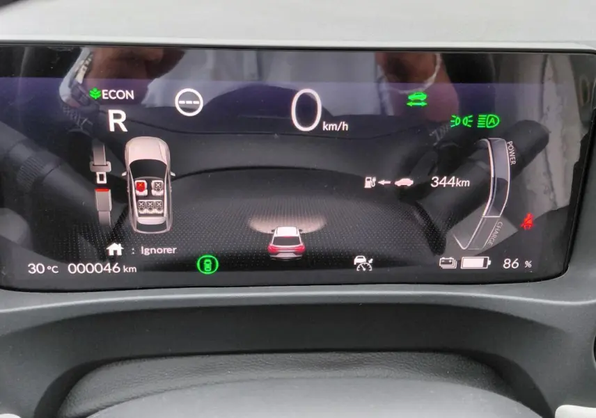 Vue rapprochée du tableau de bord numérique de la Honda e:Ny1 204 ch Advance 2025, affichant la vitesse, autonomie et état batterie.