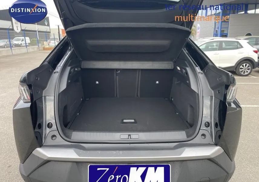 Coffre ouvert vue arrière d'un Peugeot 3008 HYBRID noir perle métal, montrant un espace de chargement spacieux et propre.