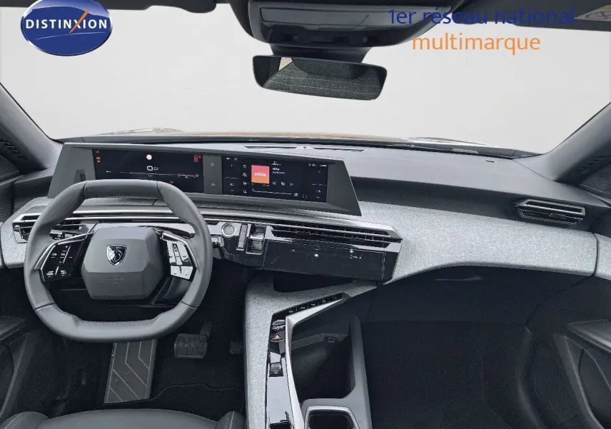 Vue intérieure du tableau de bord et volant du Peugeot 3008 Hybrid 2025 avec écran digital et finition moderne noire et grise.