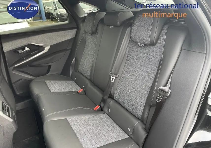 Vue intérieure côté gauche des sièges arrière en tissu gris et cuir noir du Peugeot 3008 HYBRID 136CH ALLURE noir perle métal 2025.