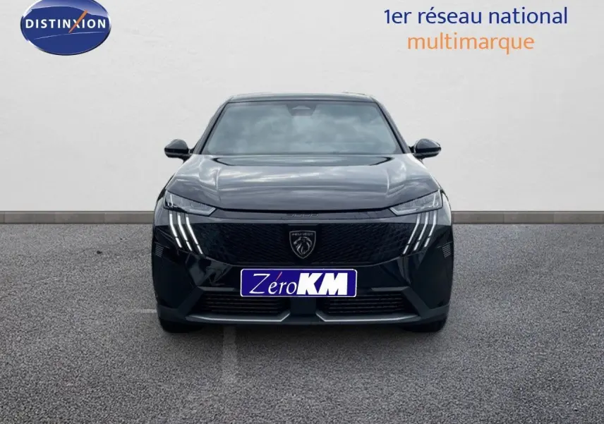 Vue frontale d'un Peugeot 3008 Hybrid noir perle métal avec feux LED distinctifs en griffes verticales.