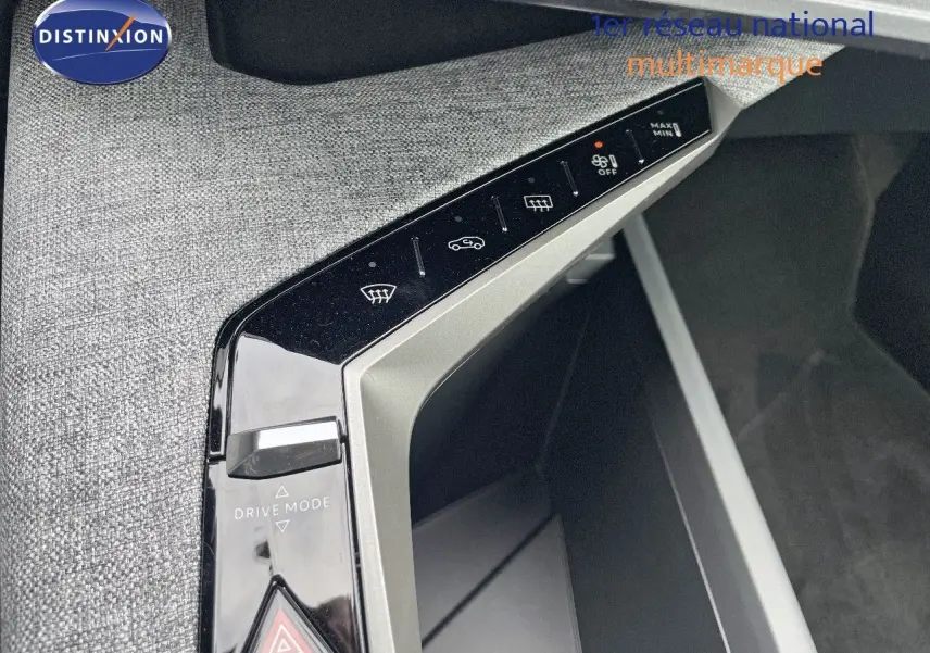 Gros plan sur la console centrale du Peugeot 3008 Hybrid noir perle, montrant les commandes de climatisation et mode de conduite.