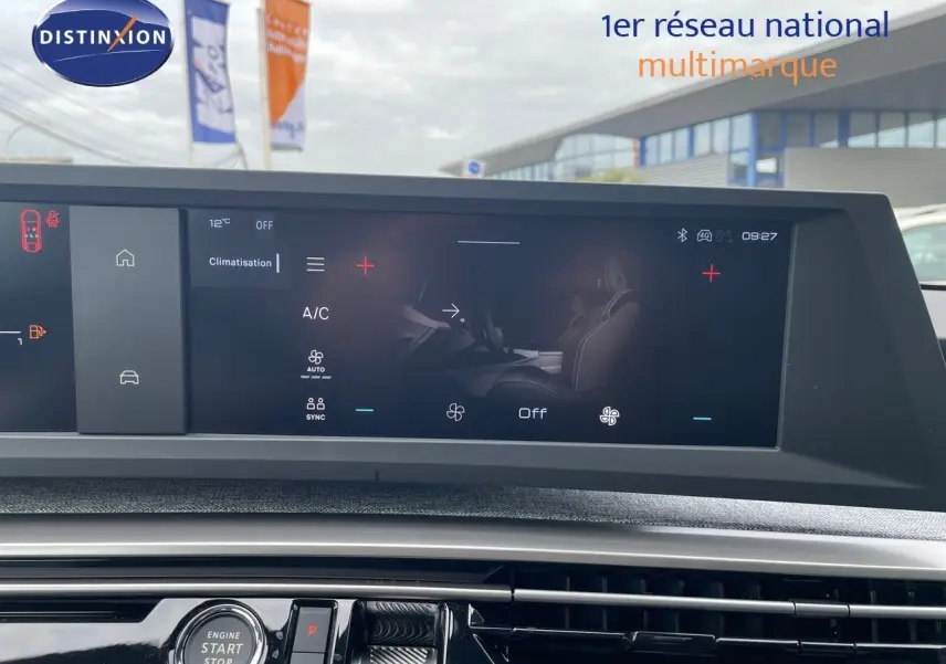 Écran tactile du tableau de bord du Peugeot 3008 Hybrid 2025 affichant la climatisation intérieure.